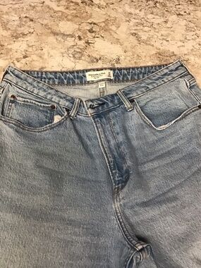 Abercrombie & Fitch Light Wash Relaxed Men’s Jeans